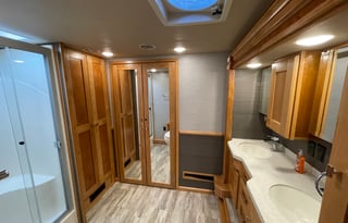 Luxury StationaryRV Retreat-Site included