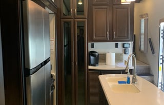 * 5th WHEEL BUNKHOUSE*