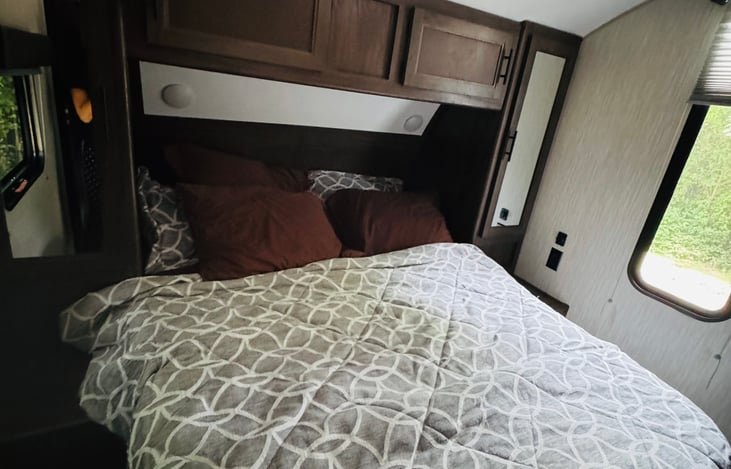 Queen bed private room