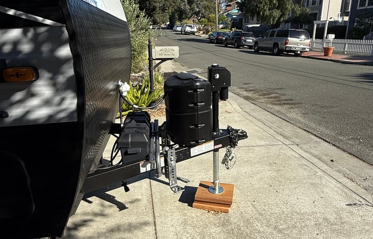 Electric hitch with stabilizing and anti-sway bars.