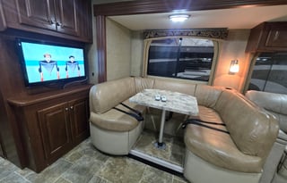 2014 Thor Motor Coach Miramar 32 1