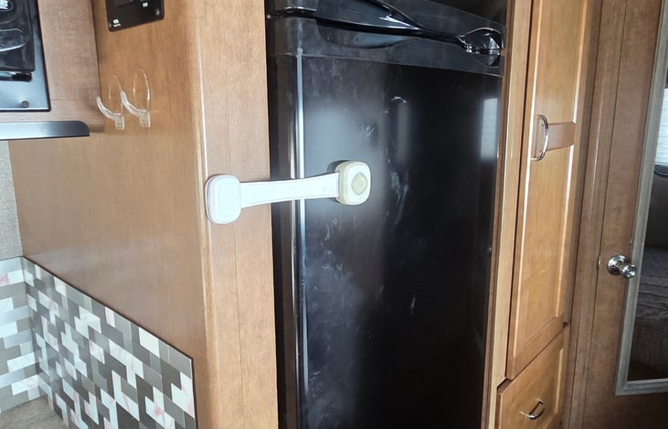 Kitchen: mid-size refrigerator that runs on electric or propane.