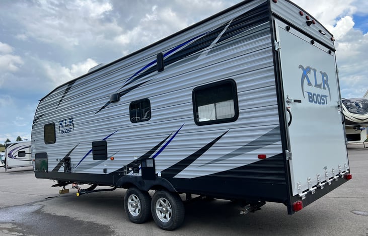 Garage door can be let down and used as extra space and turned into a “porch”. Or, put the screen down and relax in the camper while listening to the outdoors without the annoyance of bugs!