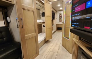Class A Diesel Pusher bunkhouse w/ 2 full baths