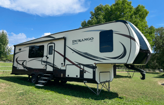 Modern & Cozy Couples Getaway Fifthwheel