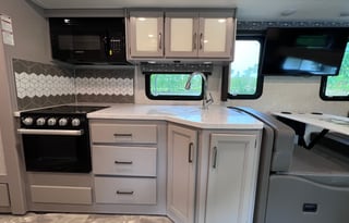 Large Luxury RV with Bunkbeds, Delivery Offered!