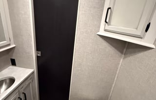 2022 Entegra Odyssey 31F–Sleeps 10, Wifi, Loaded