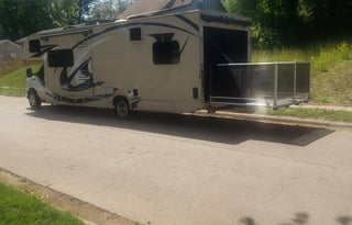 2018 Thor Motor Coach Outlaw 29J (low-miles)