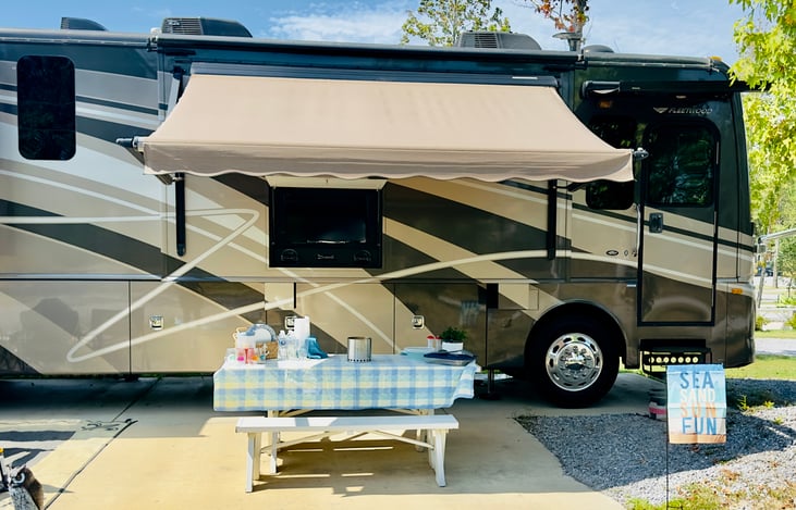 Relax under the spacious patio awning and TV, while enjoying your morning coffee or your picnic lunch and dinners. You will find a selection of picnic accessories provided for your outdoor dining