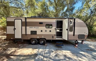 8 Person RV  With All The Features!
