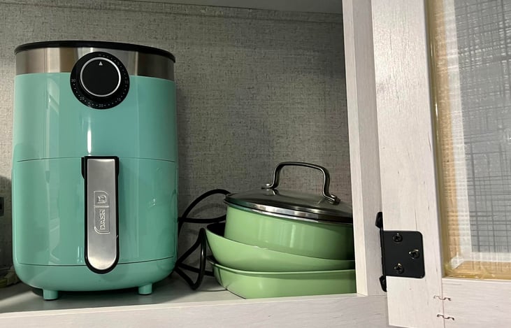 KITCHEN OFFERS RICE COOKER, AIR FRYER, EXPRESSO COFFEE MAKER, TOASTER, AND MUCH MORE