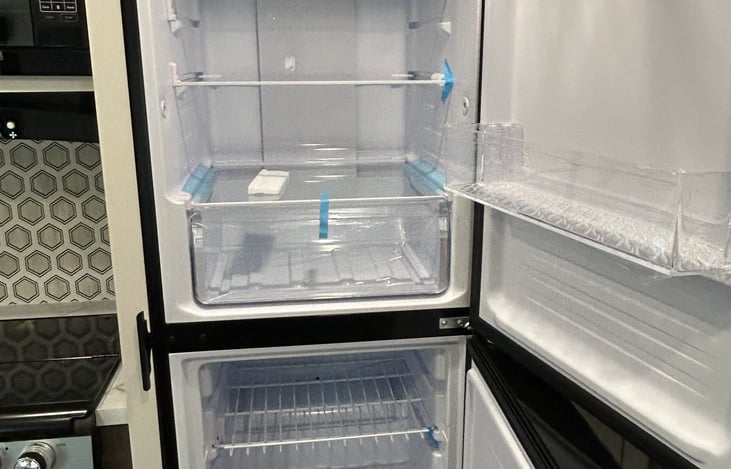 Fridge top freezer bottom