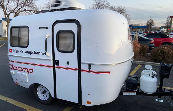 The Scamp has a electric front jack so you don’t have to crank the jack up and down manually. All you need to do is push a button and it moves for you.