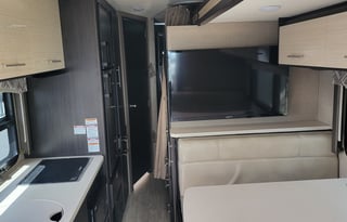 "Glam like New" 2021 Thor Axis. Free Parking