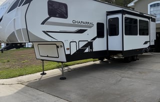 Luxury & Comfort 5th Wheel– Perfect for Adventures