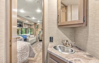 C7-*NEW* 2022 Thor LUXURY KING Bed, 8Sleeper,Solar