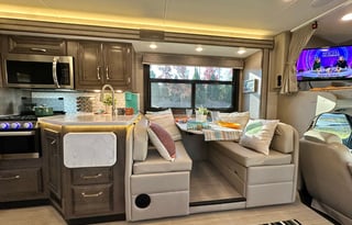 ‘Endeavor’ Loaded with Amenities + Sleeps 10!