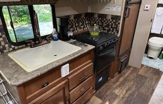 Stationary Cute Camper & FHU Space near Glacier NP