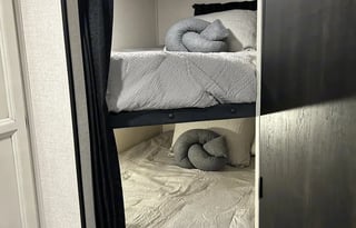 26' w/ Private Queen Suite & Bunks - Delivery only