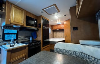 Spacious Easy to Drive Worry Free 2016 Minnie Winnie W/ U-Shaped Dinette