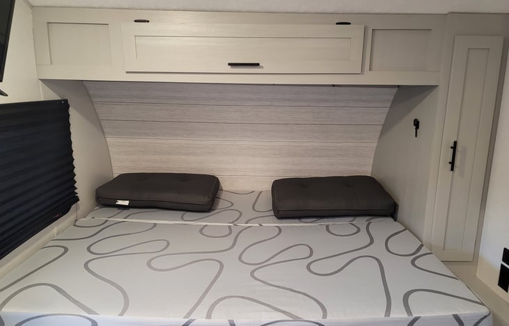 Queen size murphy bed