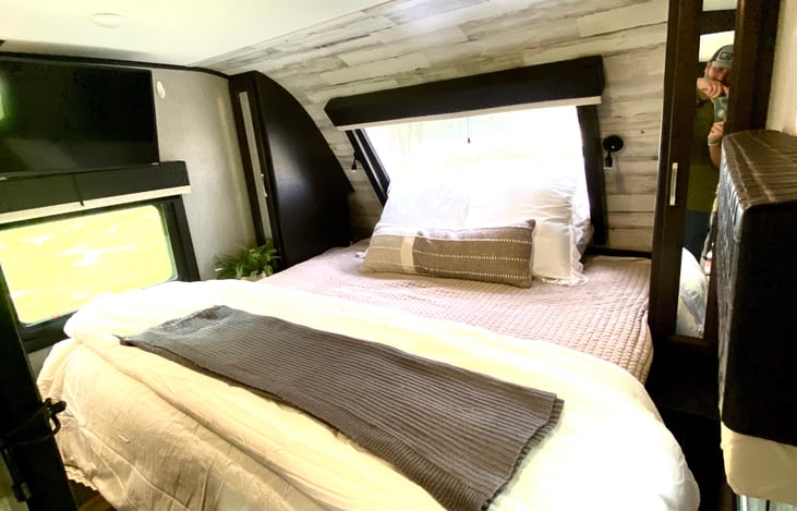 gorgeous window above master bed to star gaze