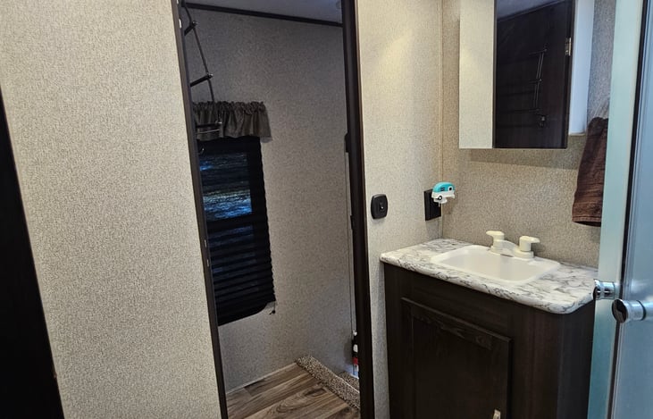 Main bathroom - door to hallway (open)