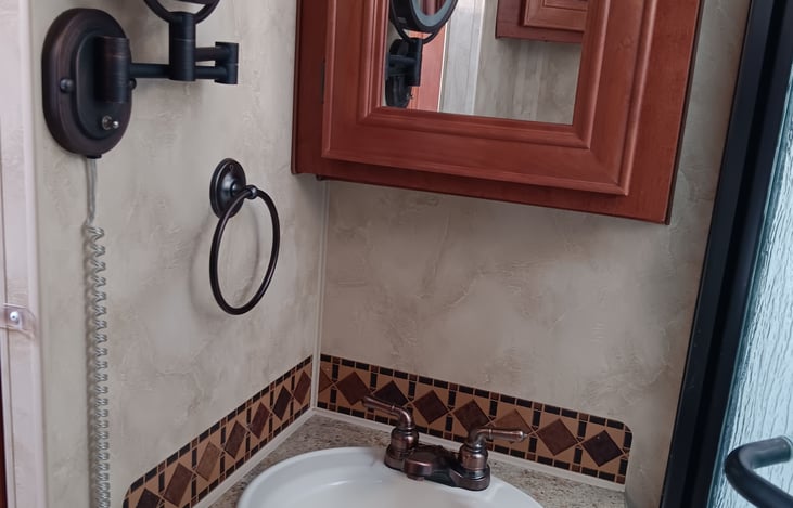 A sink and medicine cabinet in the bathroom.