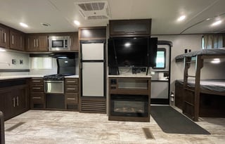 Tons of space/ sleeping option, 1600W solar system