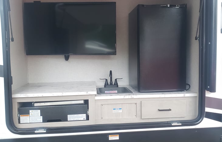 Full outdoor kitchen