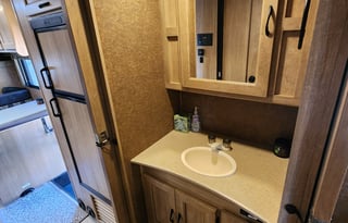 Coachmen, Sleeps 8, Queen Bed in Primary!