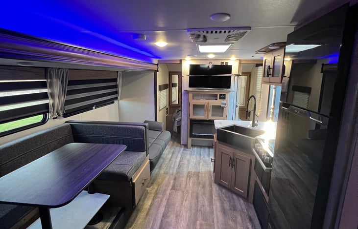 Living room with 40inch smart tv, perfect view for all, tv can also be taken outside onto mount