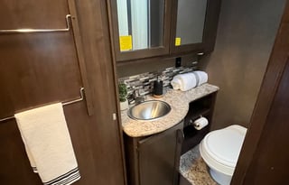 29B Thor Luxury 10 Sleeper Bunks 2 SlideOuts! Wifi