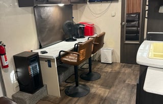 Plush & Roomy 26' RV FOR TWO! (Can Sleep 3)
