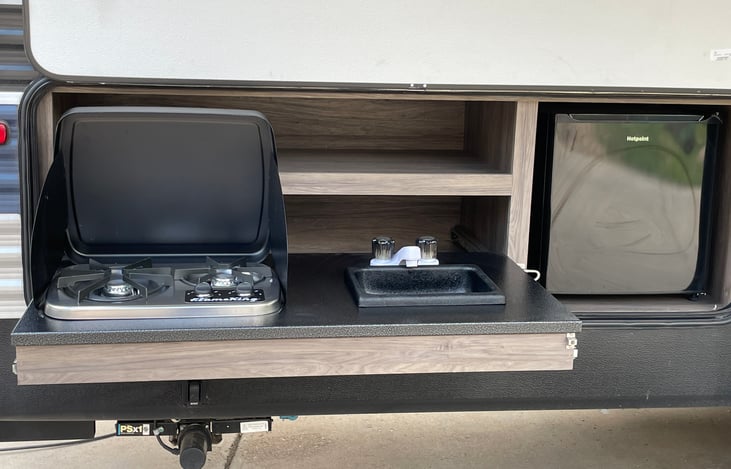 Outdoor Gas Grill, sink with connection to water, mini-fridge