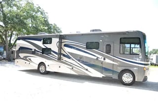 2017 Thor Motor Coach Miramar 37.1 Bunk