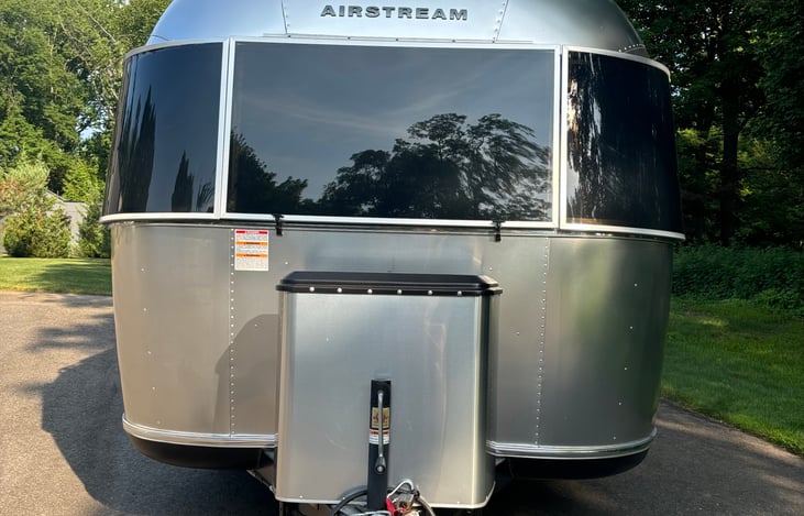 2 LP gas tanks are stored in the front of the AFrame.