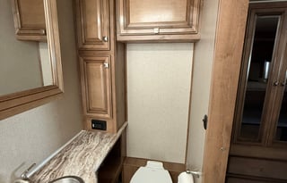 33 ft motorhome - sleeps 6