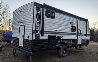 Redwood - Cozy Couples Camper (Sleeps 4-6)