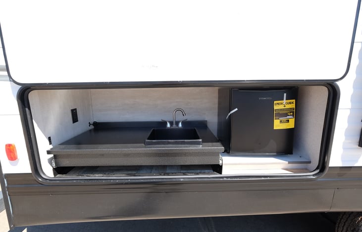 OUTDOOR SINK AND FRIDGE