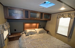 Luxury Keystone RV Sprinter 332DEN