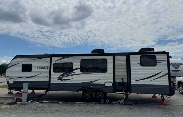 2 slides and 2 a/c units.  Small exterior outdoor shower between the 2 slides.