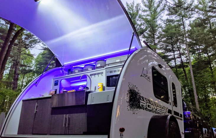 Stunning meals to wow your neighbors, the Luna Rover features an outdoor kitchen with a large fridge/freezer, cooktop, microwave, and farm sink. Includes all the basics to make any meal!