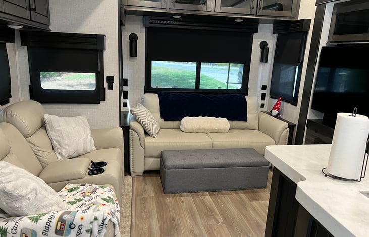 Living area with queen pullout