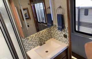 Fully Loaded Winnebago Tour bus 40'