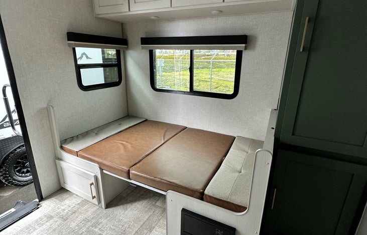 Easy lift and lower dinette to bed transition.