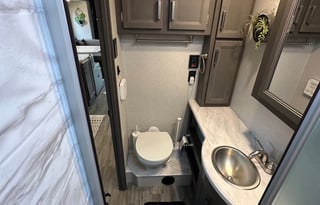 Adventure-Ready Family RV –  Sleeps 8, Free WiFi