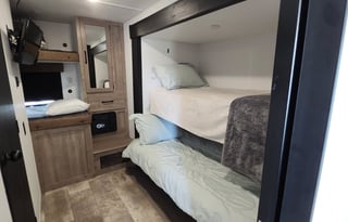 Holidays are here Book early 3 ACs, 2 Bathrooms!!!