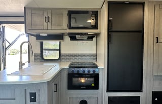 32 Ft Travel Trailer King size bed! Sleeps 8-10