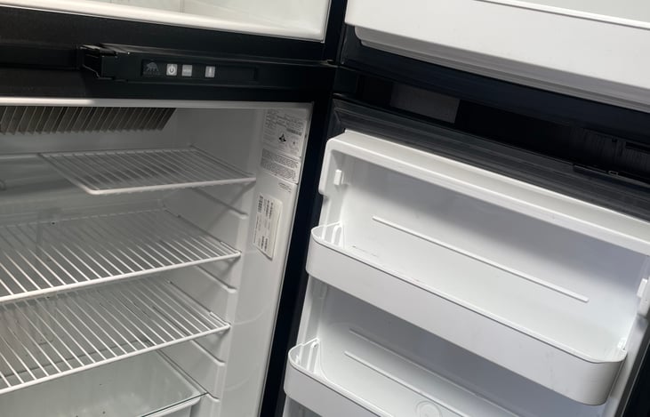 Fridge and freezer. Fits enough food for a family if 4 for 4 days.